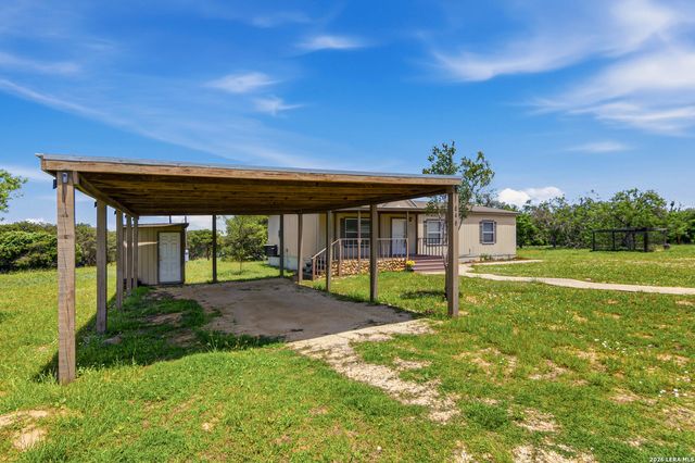 646 OLD COLONY RD, Seguin, TX 78155