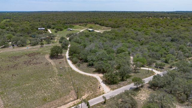 646 OLD COLONY RD, Seguin, TX 78155