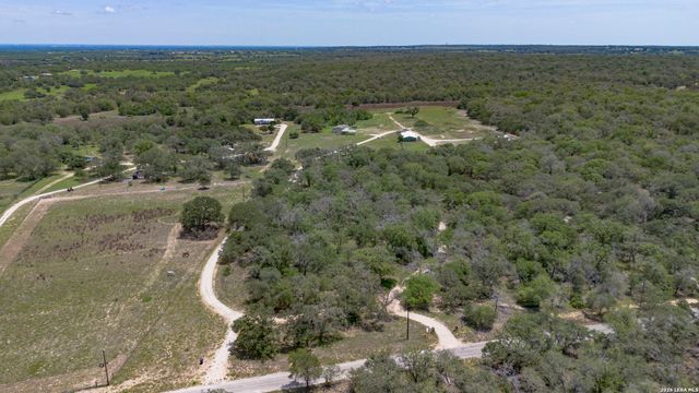646 OLD COLONY RD, Seguin, TX 78155