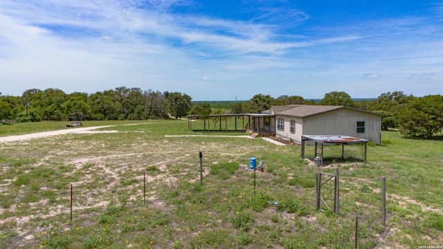646 OLD COLONY RD, Seguin, TX 78155