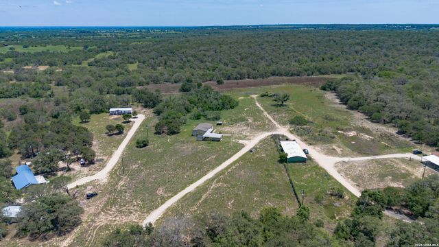 646 OLD COLONY RD, Seguin, TX 78155