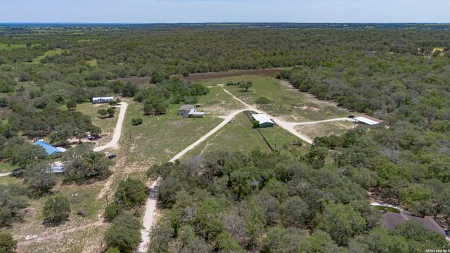 646 OLD COLONY RD, Seguin, TX 78155