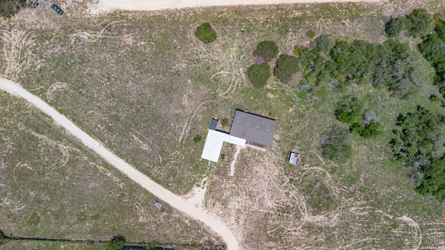 646 OLD COLONY RD, Seguin, TX 78155
