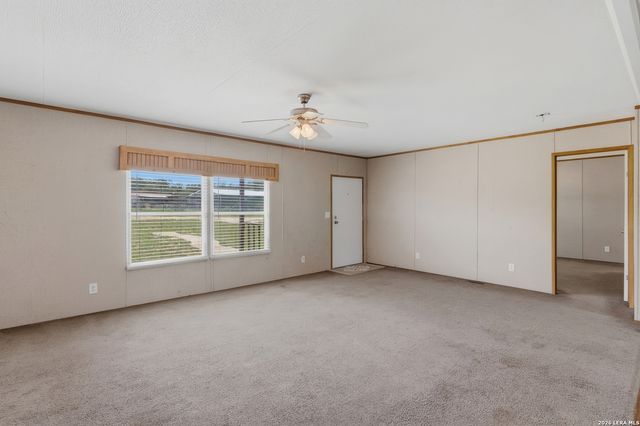 646 OLD COLONY RD, Seguin, TX 78155