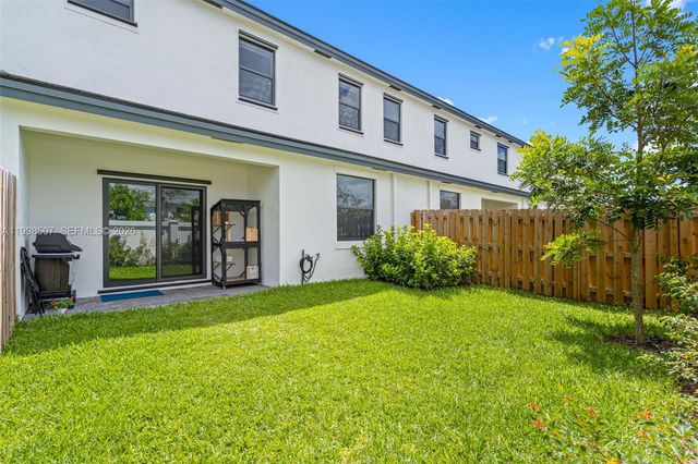 4917 Oakmont Dr, Dania Beach, FL 33312