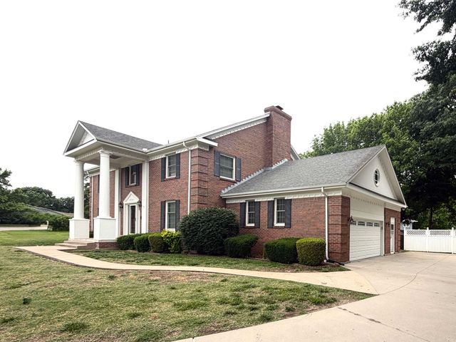 1861 N Chelsea Dr, El Dorado, KS 67042
