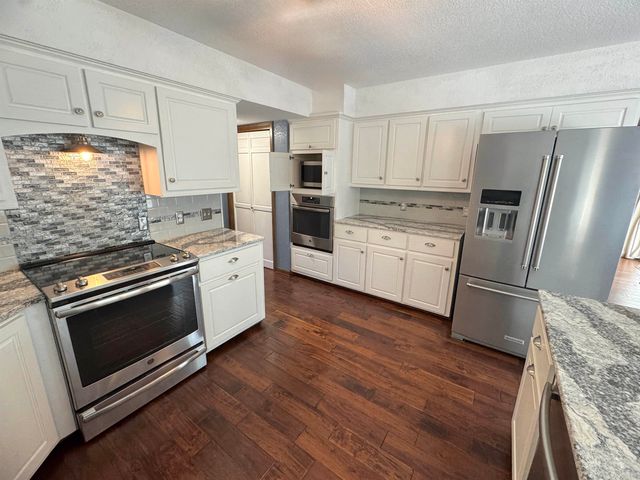 1861 N Chelsea Dr, El Dorado, KS 67042