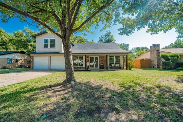 221 Smith Street, Burleson, TX 76028
