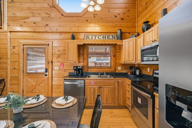 1959 Cougar Crossing Way, Sevierville, TN 37876