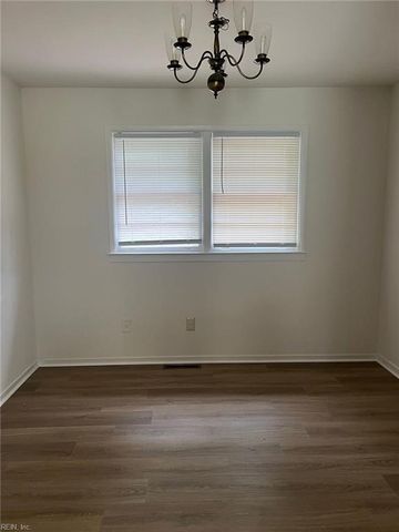 4 Fairway LN, Newport News, VA 23606