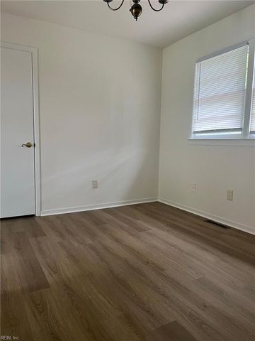 4 Fairway LN, Newport News, VA 23606