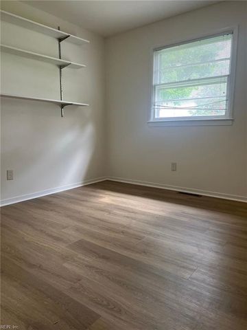 4 Fairway LN, Newport News, VA 23606