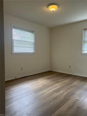 4 Fairway LN, Newport News, VA 23606