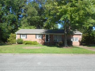 4 Fairway LN, Newport News, VA 23606