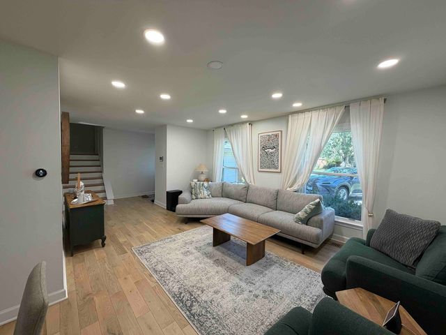 3927 Crestwood Drive, Northbrook, IL 60062