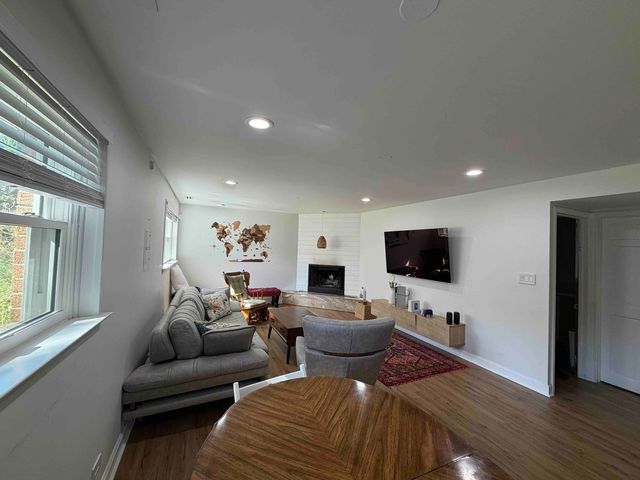 3927 Crestwood Drive, Northbrook, IL 60062