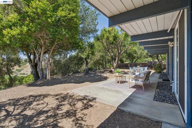 5314 Crown Ct, Castro Valley, CA 94552