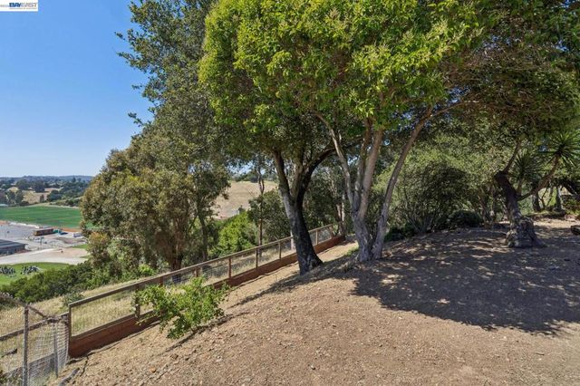 5314 Crown Ct, Castro Valley, CA 94552