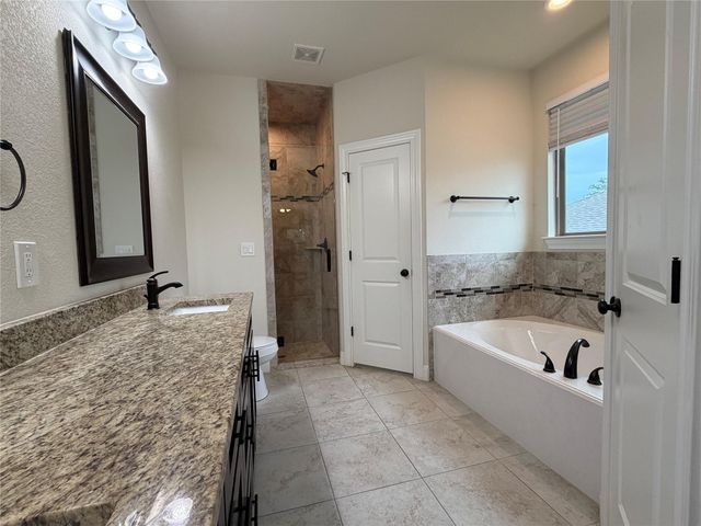 206 Fairway CIR, Point Venture, TX 78645