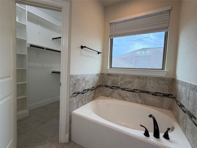 206 Fairway CIR, Point Venture, TX 78645