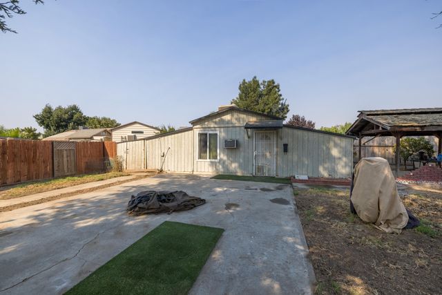 1149 N E Street, Tulare, CA 93274