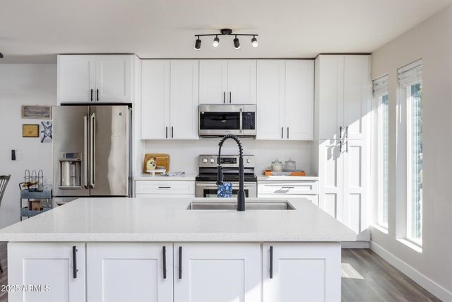 2936 W Michelle Drive, Phoenix, AZ 85053