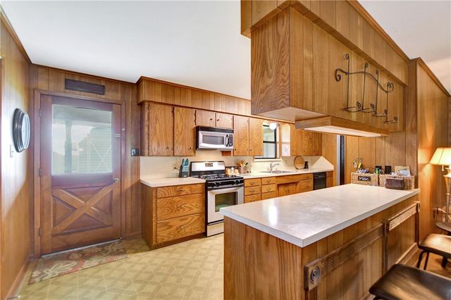 341 South Loop 497, Kenney, TX 77452