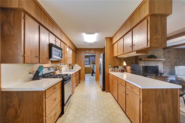 341 South Loop 497, Kenney, TX 77452