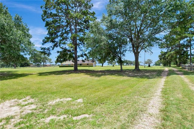 341 South Loop 497, Kenney, TX 77452