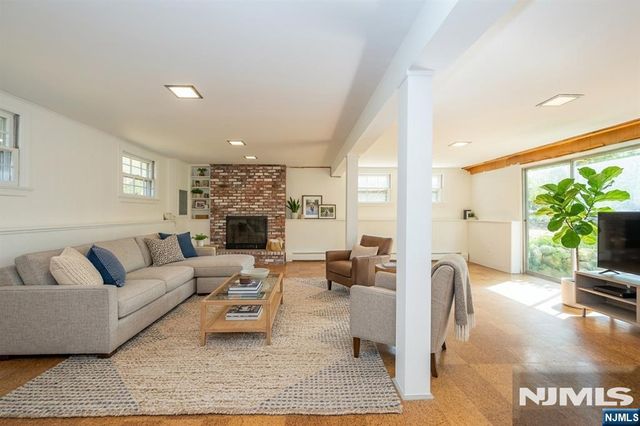 34 Homewood Avenue, Allendale, NJ 07401