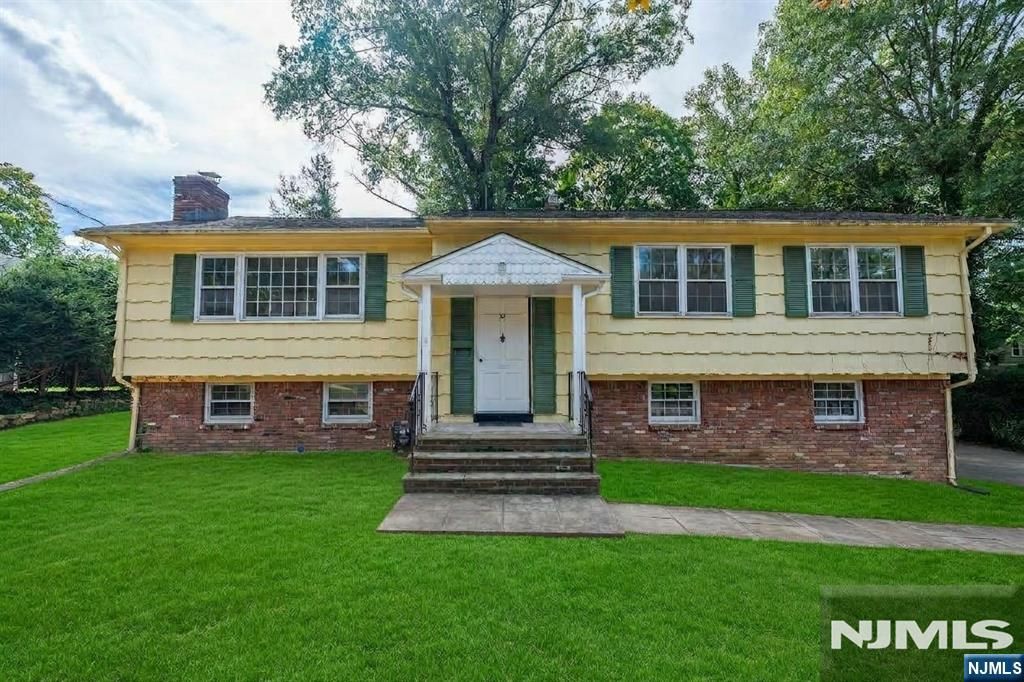 34 Homewood Avenue, Allendale, NJ 07401