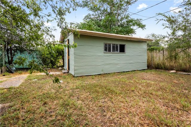 1406 S 11th St, Kingsville, TX 78363
