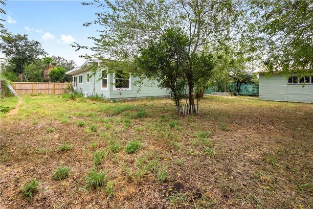 1406 S 11th St, Kingsville, TX 78363