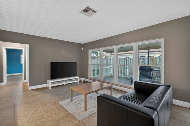 2750 SE 3rd Street, Pompano Beach, FL 33062