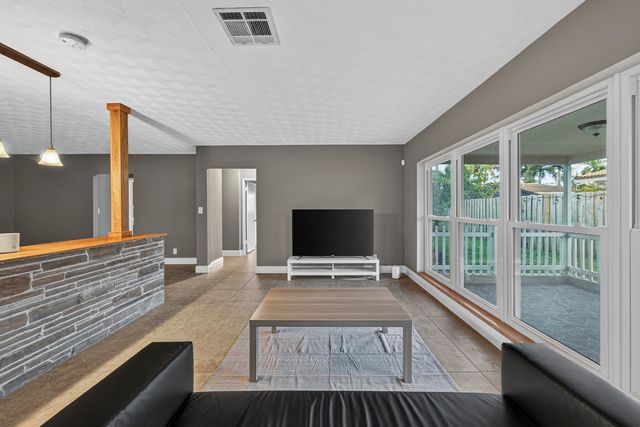 2750 SE 3rd Street, Pompano Beach, FL 33062