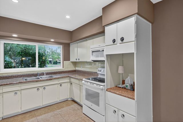 2750 SE 3rd Street, Pompano Beach, FL 33062