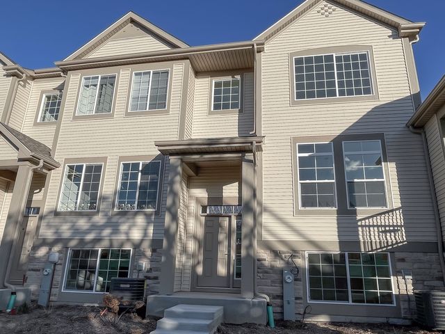 235 Regency Court B, Wauconda, IL 60084
