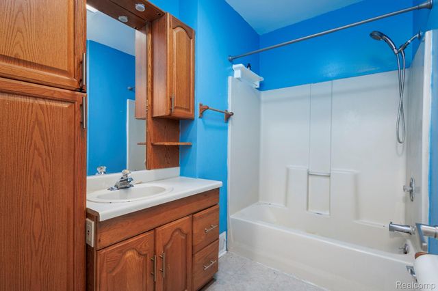 635 E Tennyson Avenue, Pontiac, MI 48340