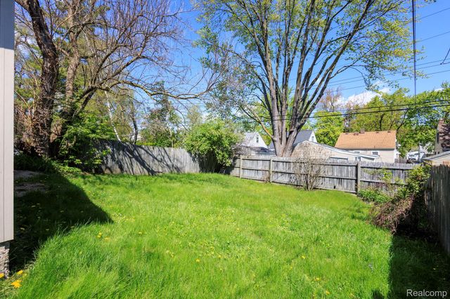 635 E Tennyson Avenue, Pontiac, MI 48340