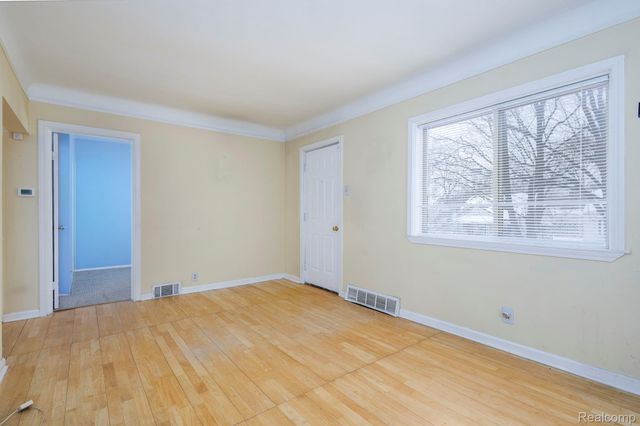 635 E Tennyson Avenue, Pontiac, MI 48340