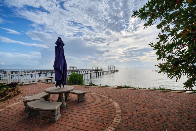804 Bay Avenue, Kemah, TX 77565