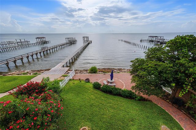 804 Bay Avenue, Kemah, TX 77565