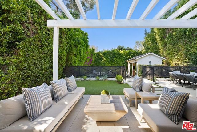 15125 Valley Vista Boulevard, Sherman Oaks, CA 91403