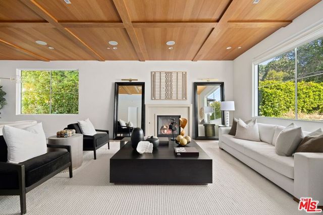 15125 Valley Vista Boulevard, Sherman Oaks, CA 91403