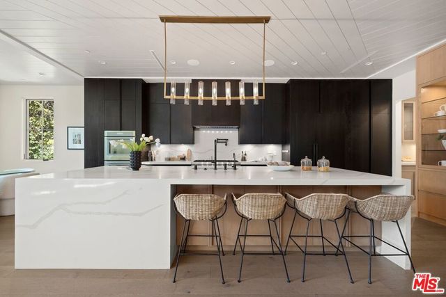 15125 Valley Vista Boulevard, Sherman Oaks, CA 91403