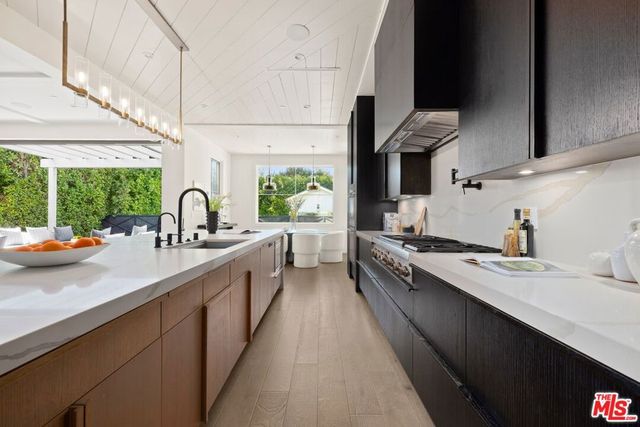 15125 Valley Vista Boulevard, Sherman Oaks, CA 91403