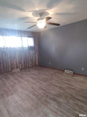 235 N SMITH Street, Prairie City, IL 61470