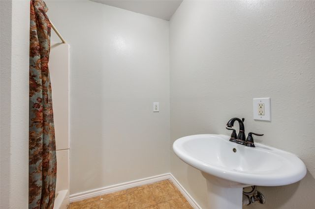 229 Quail Run Road, Valley View, TX 76272