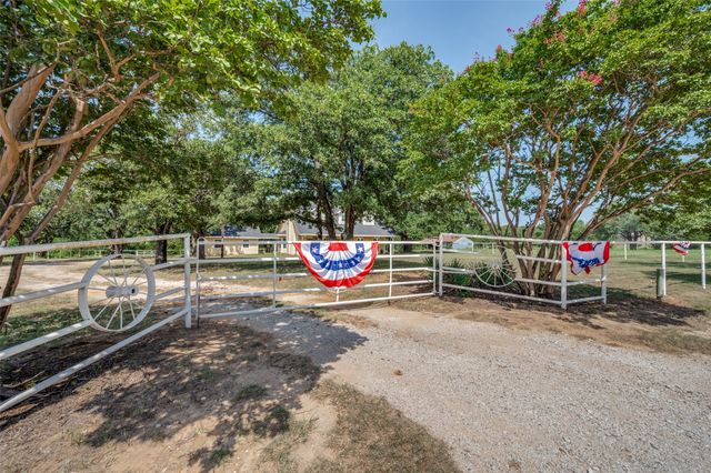 229 Quail Run Road, Valley View, TX 76272