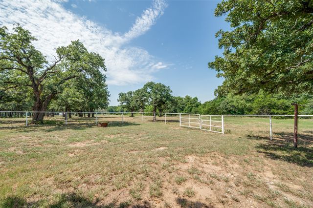 229 Quail Run Road, Valley View, TX 76272